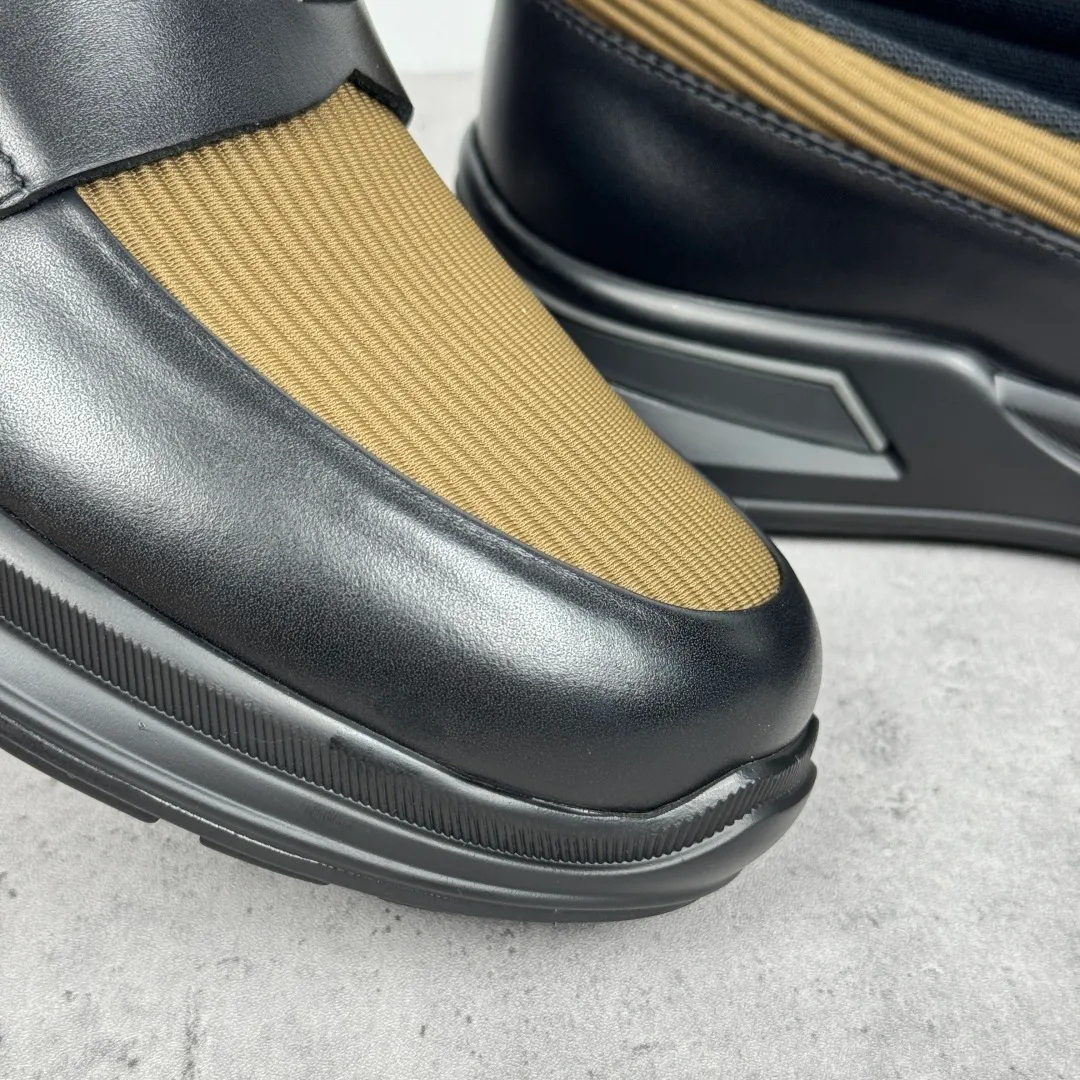 Batch 700 Prada/Prada men's matte leather thick-soled lightweight loafers! Casual fit, lightweight rubber sole slip-on driving shoes, matte calfskin wrapped around the entire upper, front body in pebbled calfskin/soft cloth, two styles available! Decorated with genuine leather buckle, front decorative details of PRADA silver letters, genuine leather feet, classic silver letter logo badge details, technical mesh lining, push-on opening and closing method, convenient and comfortable, cool and breathable! Paired with a lightweight, sporty functional thick sole, it is extremely comfortable on the feet and will not be tiring after long-term wear. It is available in multiple colors to meet different matching needs and comes with a complete package! Size: 39-40-41-42-43-44 Leather shoe size Item number: 2EE915 leather cloth black coffee